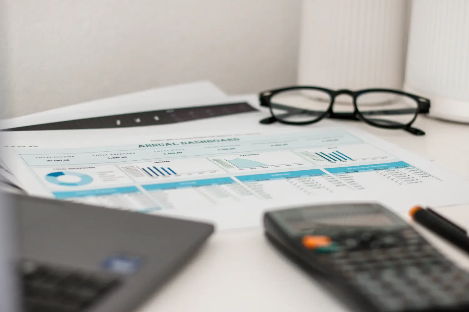 Taschenrechner und Finanzpapier von MN Finance